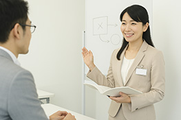 心理カウンセラーの先生の講義の写真
